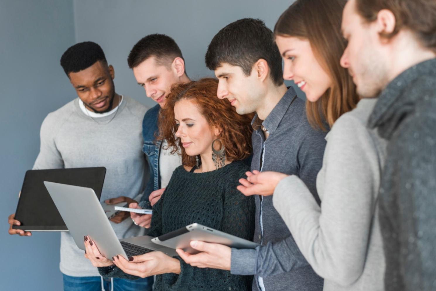 Teamarbeit an einem strategischen Projekt im camberiqora-Büro
